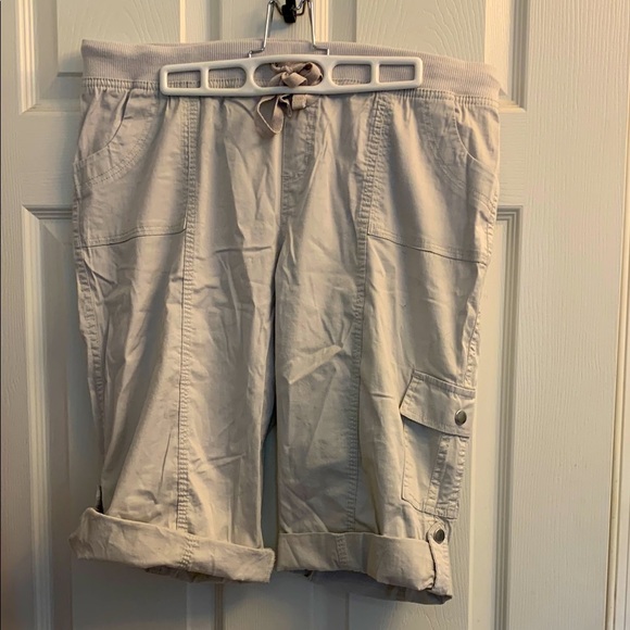 None Pants - Women’s Hating & SmithPetites Casual Off White Shorts Capris 14 P